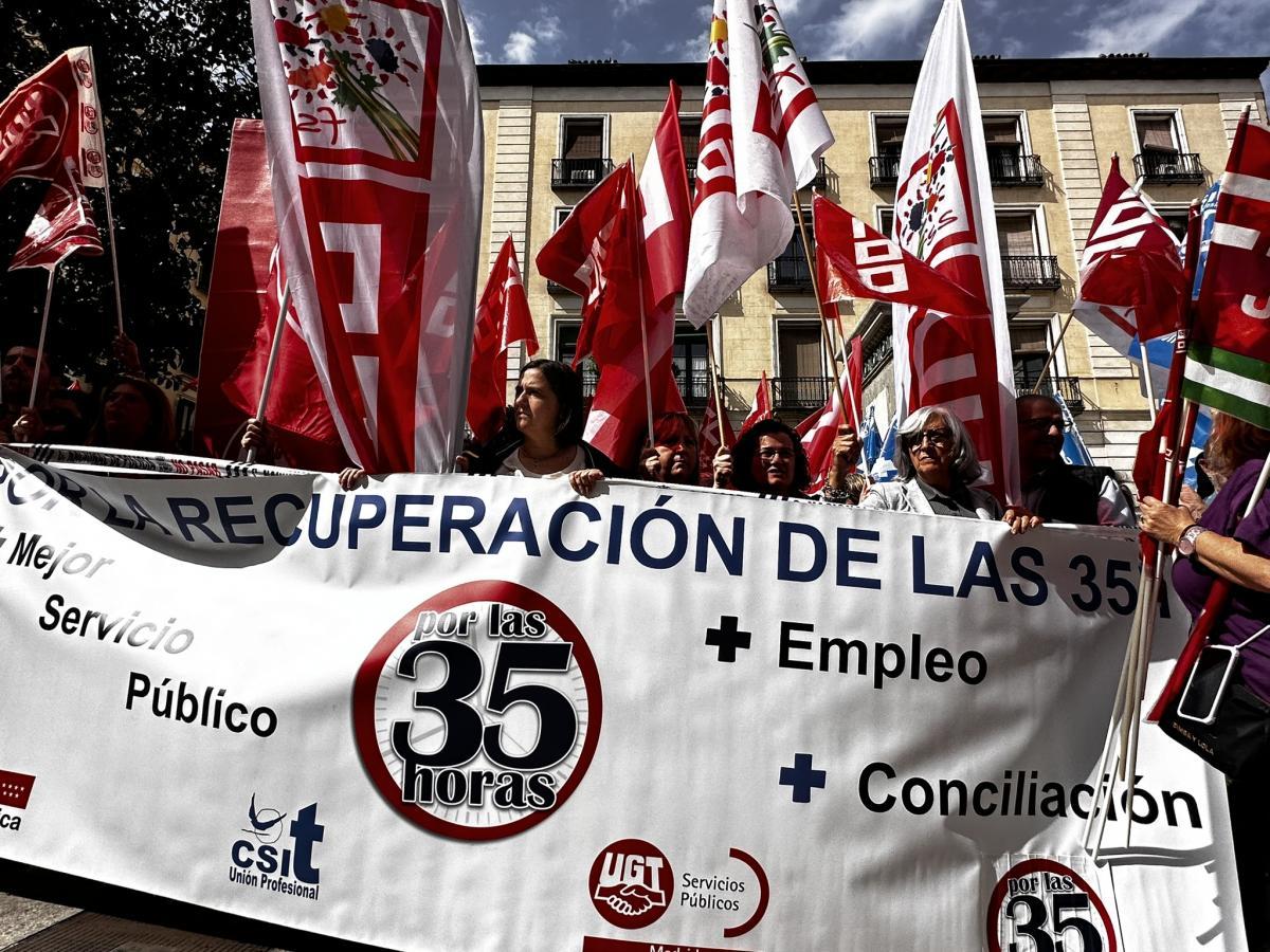 Trabajadores y trabajadoras pblicas de los organismos de la Comunidad de Madrid reclamando la devolucin de las 35 horas de jornada semanal.