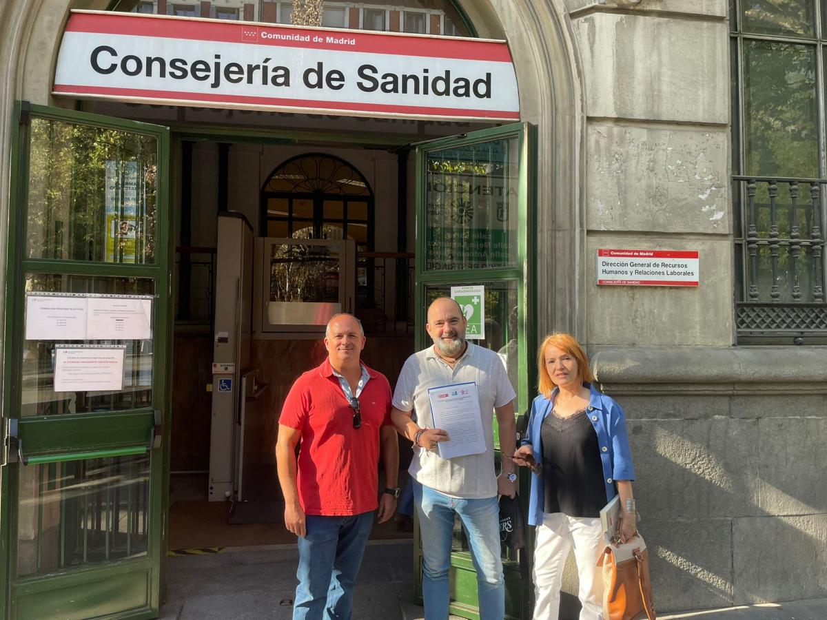 Solicitamos la creacin de coordinad@r de matronas en Atencin Primaria. De izq. a drcha. Mariano Martn-Maestro, secretario general CCOO Sanidad Madrid; Julin Ordoez, secretario general UGT Sanidad Madrid, Rosa Vicente, secretaria rea Sanidad CSIT Unin Profesional.