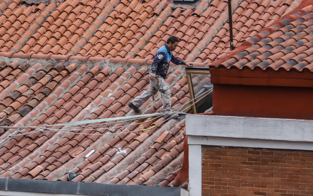 Un obrero trabajando en un tejado en Madrid