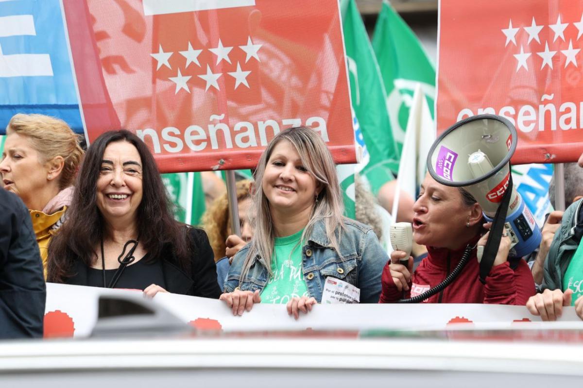 Concentracin frente a la Consejera de Educacin por la defensa de la educacin pblica de calida